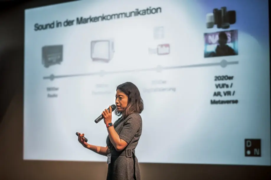 Bühnenauftritt einer Expertin bei der Konferenz von mir als Businessfotograf fotografiert