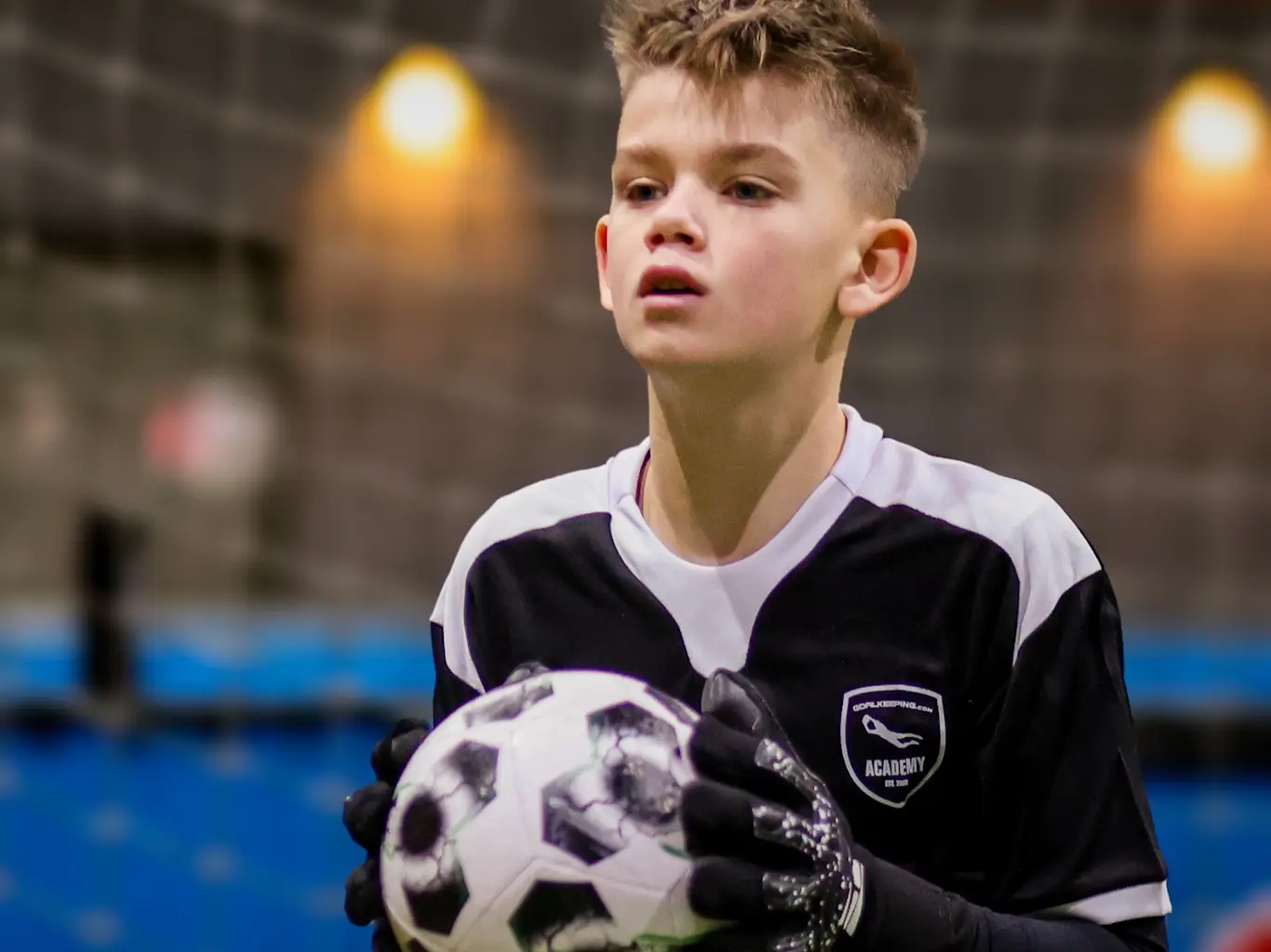 Torwart hat den Ball festgehalten
