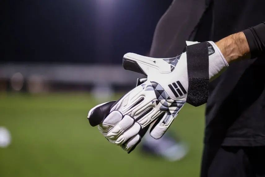 Torwart zieht Handschuhe aus, die als Produkt verkauft werden